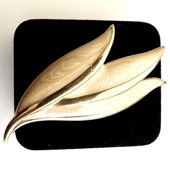 Napier Vintage Gold-Tone and Cream Pearlized Enamel Brooch GUC - Picture 7 of 7